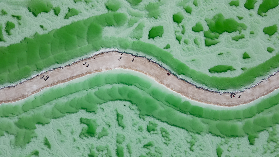 在茫崖翡翠湖，感受大自然神奇的色彩