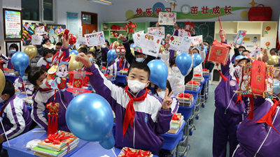 青海西寧：春雪迎開(kāi)學(xué) 這堂開(kāi)學(xué)&ldquo;第一課&rdquo;歡樂(lè)滿滿